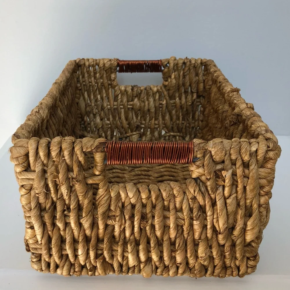 🍂🧡Vintage Wicker Basket With Copper Wire Handles